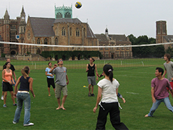 Studenten beim volleyball spielen